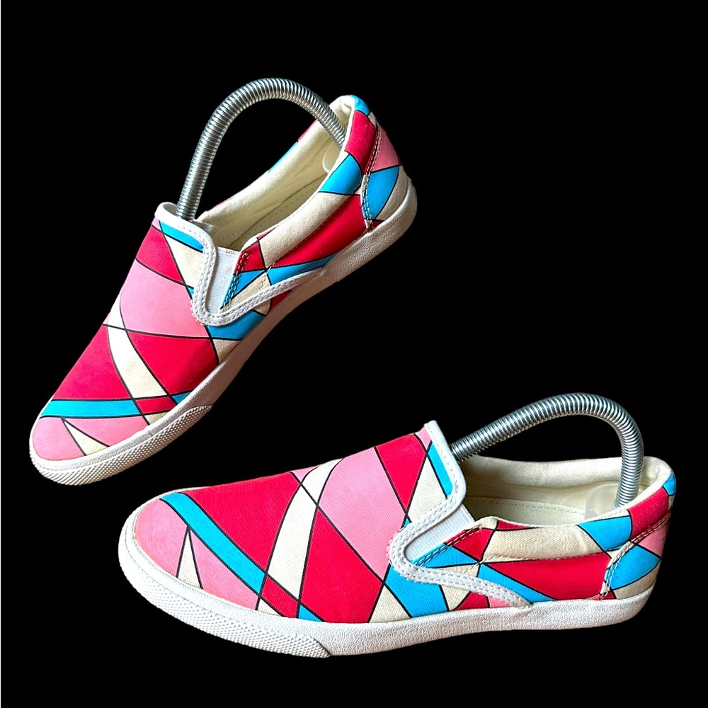 BUCKET FEET GEOMETRIC PATTERN